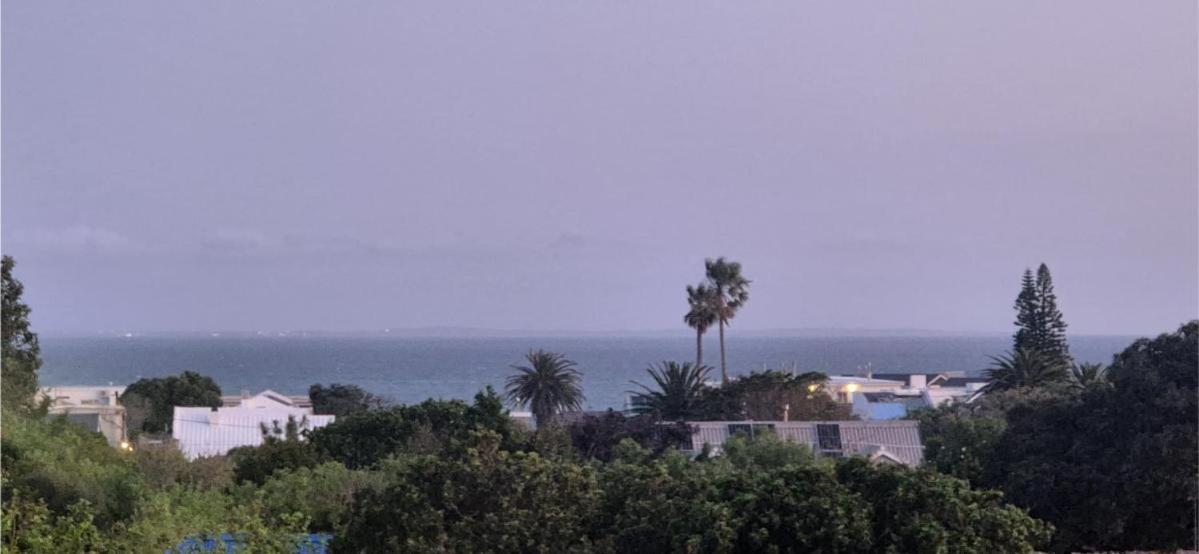 A Short Walk To The Cliffs Apartment *