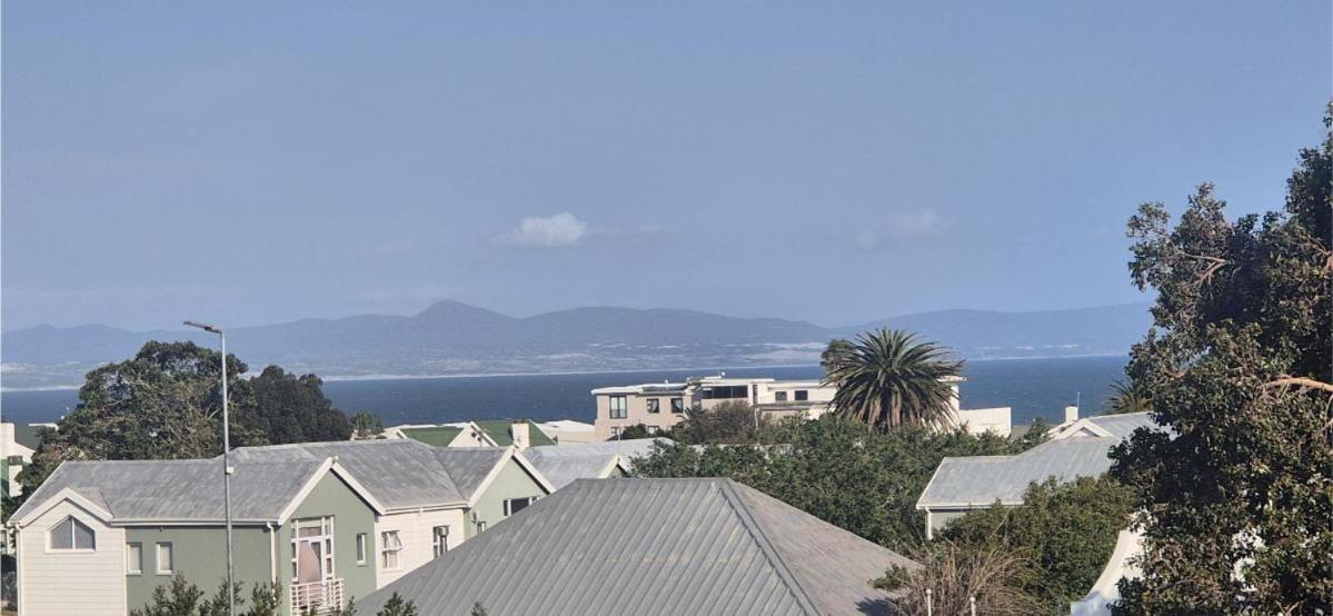 A Short Walk To The Cliffs Apartment *
