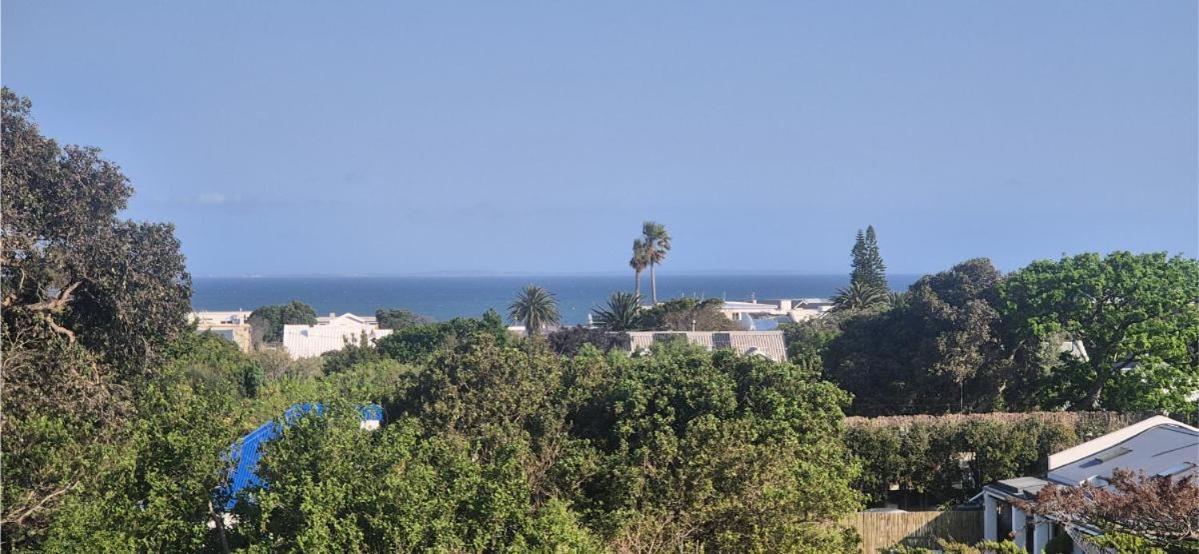 A Short Walk To The Cliffs Apartment